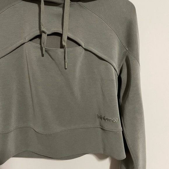 Get Centred crop hoodie - Picture 3 of 5